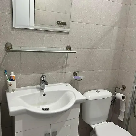 Modern Comfort With Terrace Διαμέρισμα