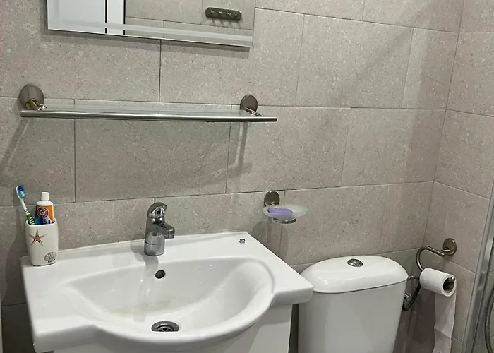 Modern Comfort With Terrace Διαμέρισμα